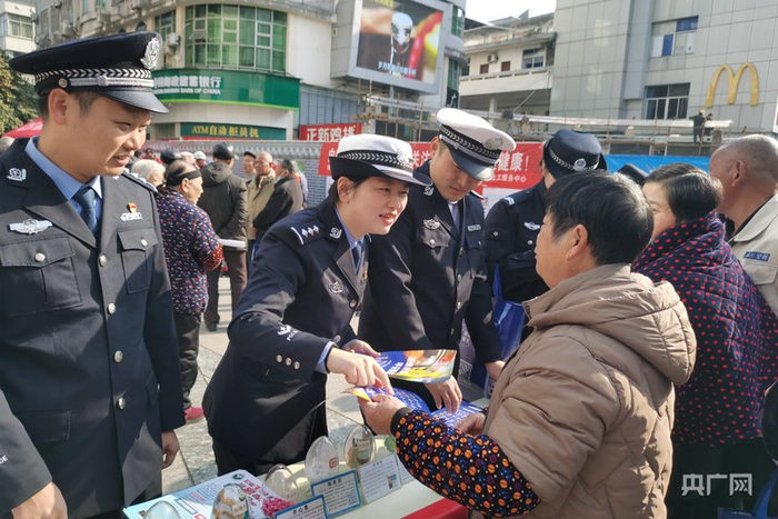 民警向群众宣讲安全知识（央广网发  三明市将乐县公安局交通警察大队供图）