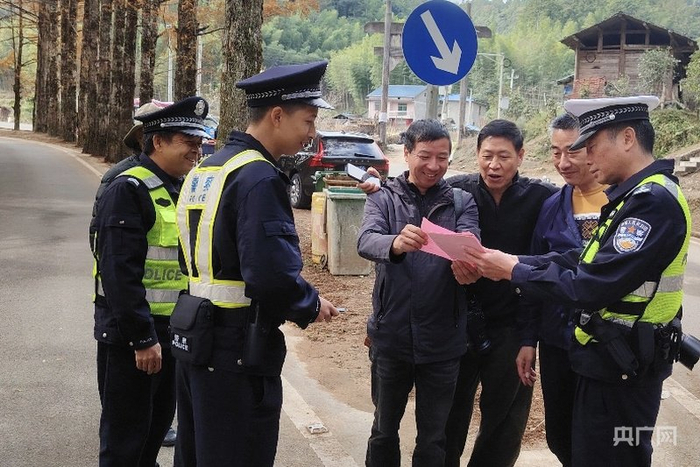 民警深入乡镇开展各类交通违法行为（央广网发  三明市将乐县公安局交通警察大队供图）