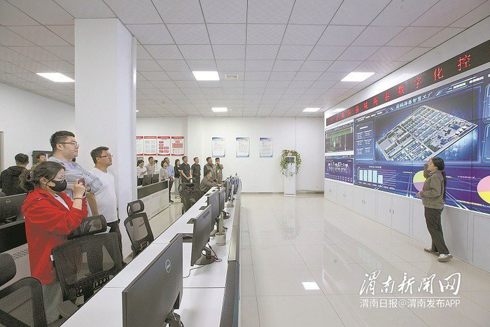 4月18日，采访团在陕西蒲城海泰新材料产业有限责任公司采访。