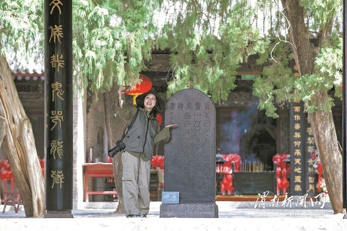 4月18日，采访团记者在白水仓颉庙拍摄Vlog。