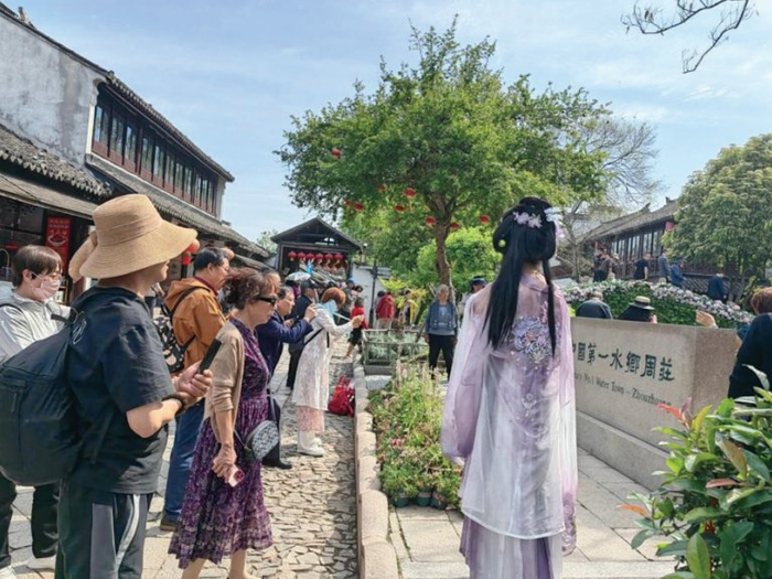 图为游客正在打卡拍照。（忽 艳/摄）