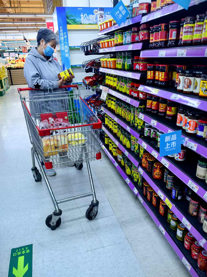 消费者在选购调味品。孟刚/摄