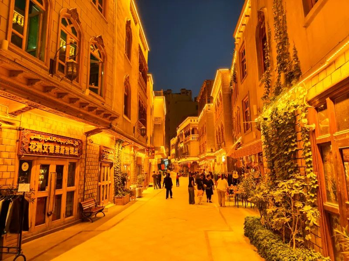 夜晚，和田团城景区的建筑在灯光的映照下，呈现出夺目的金黄色调。 资料照片 