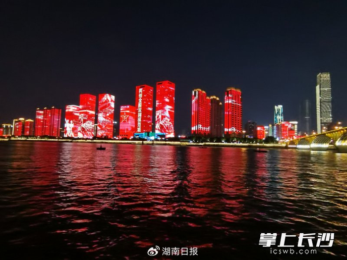 双拥主题一江两岸灯光秀。