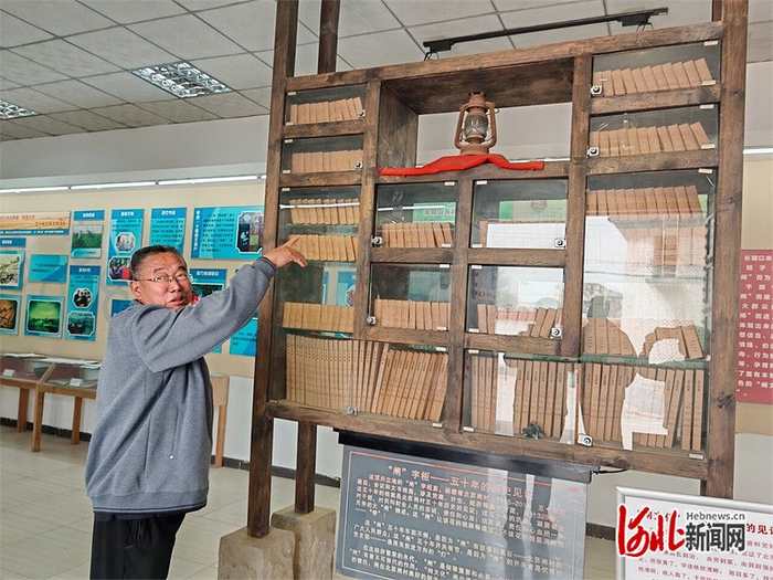 4月16日，在衡水市桃城区北苏闸村闸文化馆里，村党支部副书记苏长青为大家讲述“闸”文化的由来。 河北日报记者 高珊摄