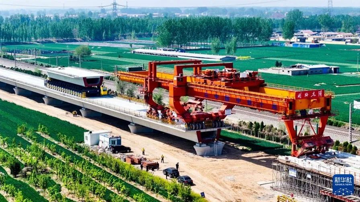 4月15日，在雄商高铁山东省济宁市梁山段，中铁十局的运梁车抵达箱梁架设作业现场（无人机照片）。新华社记者 郭绪雷 摄