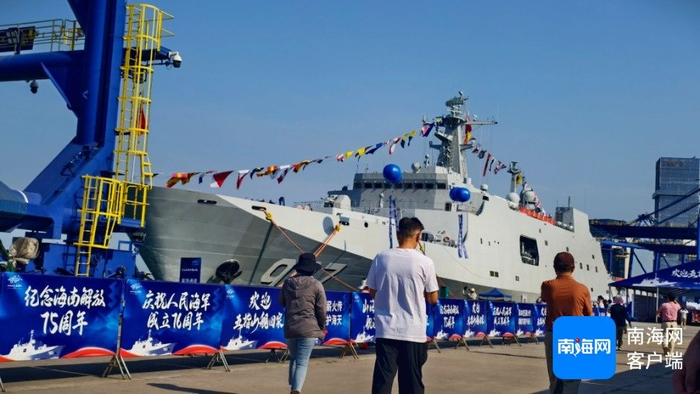 市民游客前往参观五指山舰。记者 黄东光 摄