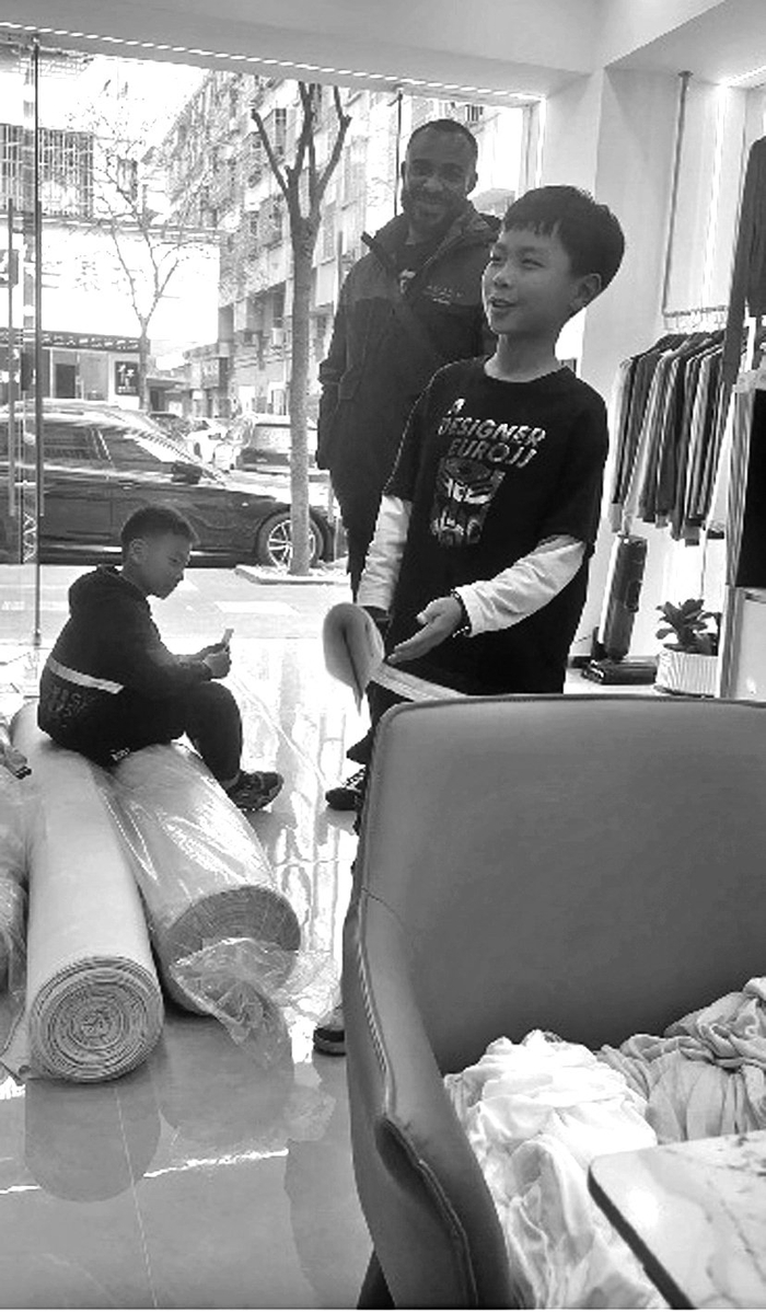 　　钟杰铭向外商介绍自家布料