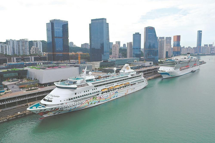     “蓝梦之歌”号邮轮（左）与“爱达·地中海号”邮轮停靠在厦门国际邮轮中心。 （高崎边检供图）