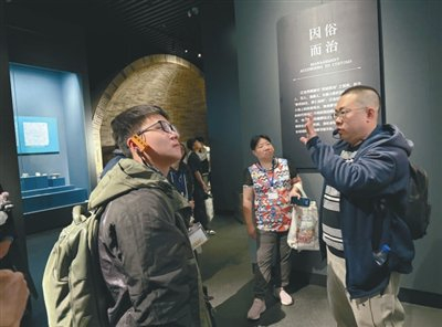 香港青少年研学团来到沈阳博物馆，从沈阳历史积淀的探寻中开启研学。