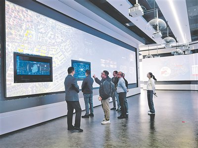 参加“光合作用”平台校企合作推介会的嘉宾在光谷智算产业园展厅参观。  贵阳日报融媒体记者 石照昌 摄