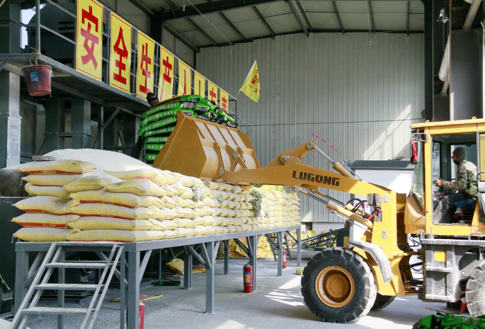 　　4月4日，在北大荒集团黑龙江格球山农场有限公司，农业工人在卸运肥料。新华社发（陆文祥 摄）