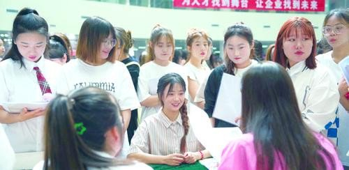 甘肃有色冶金职业技术学院学生参加校园招聘会