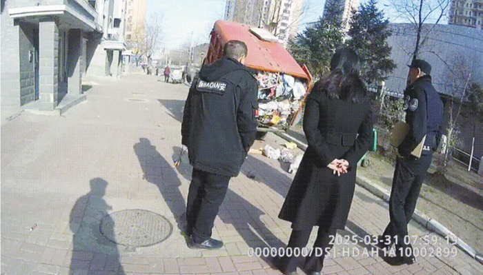 4个小时里，警民联手找回了丢失的钱。视频截图