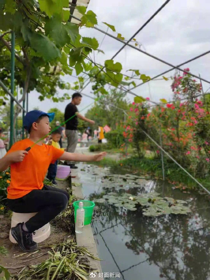 △钓小龙虾的游客络绎不绝（图据双流发布）