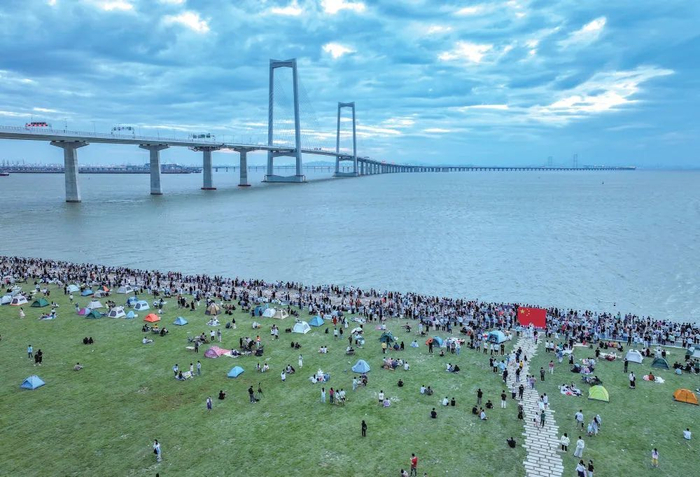 2024年10月，广东中山，市民在深中通道起步点大草坪等待日出