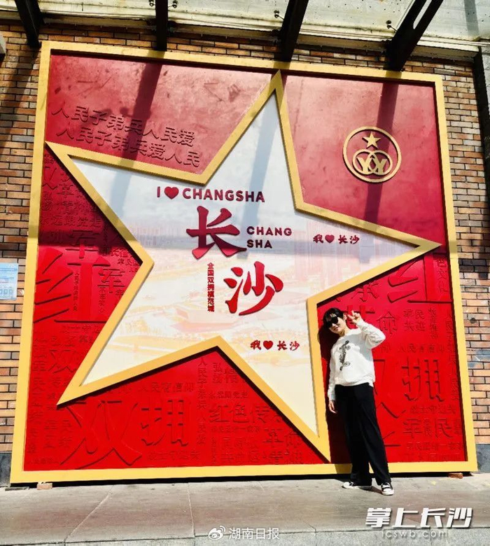 游客在双拥主题墙前打卡。