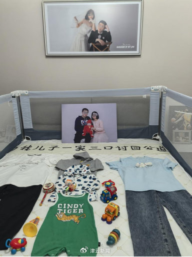 娟子将一家三口的衣服摆在床上