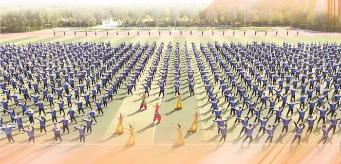 甘肃敦煌中学学生在跳《舞美敦煌》课间操。敦煌中学供图