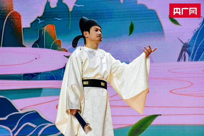 张珈铭在中华经典诵读大会（第三季）全国启动仪式上诵读《蜀道难》