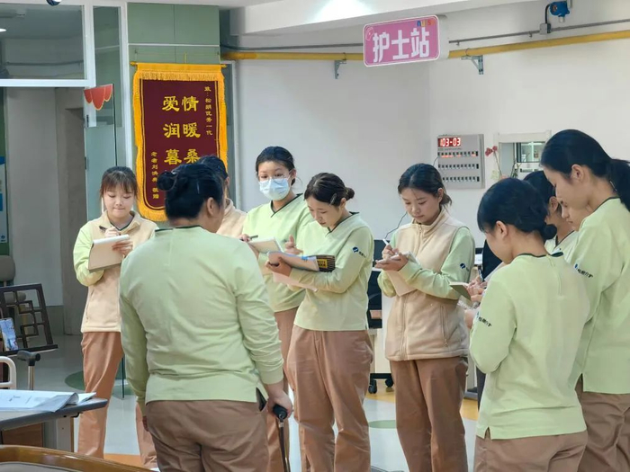 在大连松朗养老院，工作人员正在接受日常培训。新华社记者白涌泉 摄