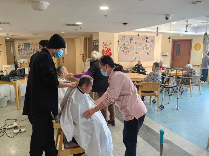 在沈阳市怡园长者照料中心，工作人员正在为老人理发。新华社记者白涌泉 摄