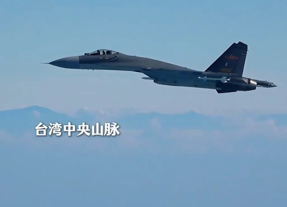 本月2日，东部战区在台岛周边联合演训，战机与中央山脉同框。