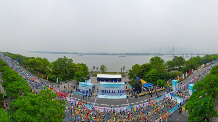 2025杭州富阳半程马拉松在富春江畔开幕（央广网发  富阳区委宣传部供图）