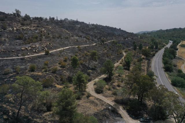 这是4月24日在耶路撒冷附近拍摄的一处被山火焚毁的森林保护区（无人机照片）。新华社发（吉尔·科恩·马根 摄）