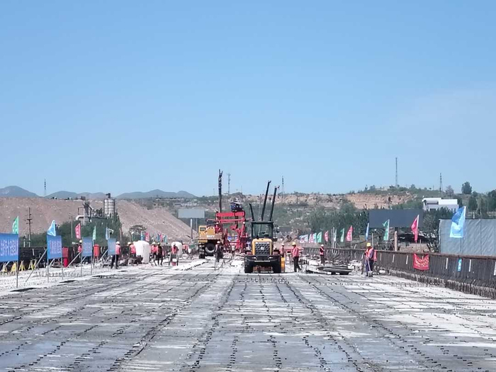 石太高速公路改扩建工程甘陶河大桥施工现场。张海洋摄