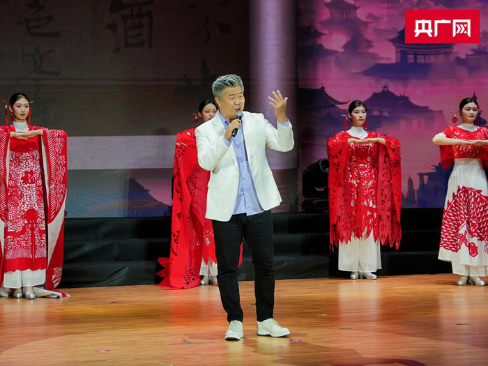 中央广播电视总台主持人苏扬独诵《嘲王历阳不肯饮酒》