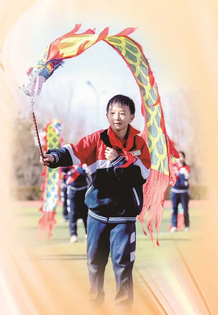 内蒙古鄂尔多斯康巴什区第六小学学生练习彩带龙。康巴什区第六小学供图
