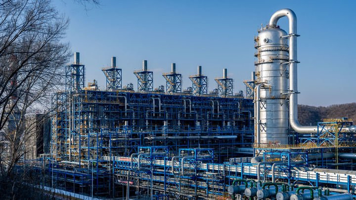 图为中石油吉林石化公司年产120万吨乙烯项目建设现场。 新华社记者 李典 摄