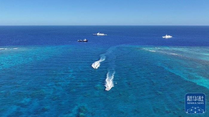   ↑3月12日，高栏舰和其他海警舰艇在黄岩岛附近海域开展维权执法训练。