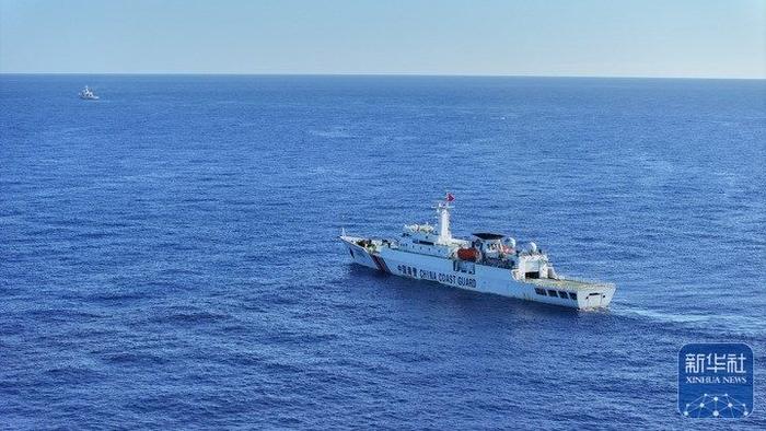   ↑3月2日，在中国黄岩岛附近海域，高栏舰依法跟踪监视一艘外方海警船。