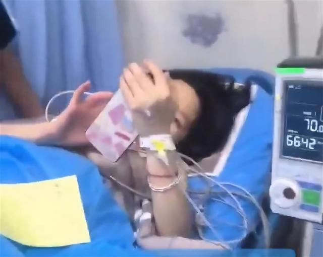 “美人鱼”已住院（视频截图）