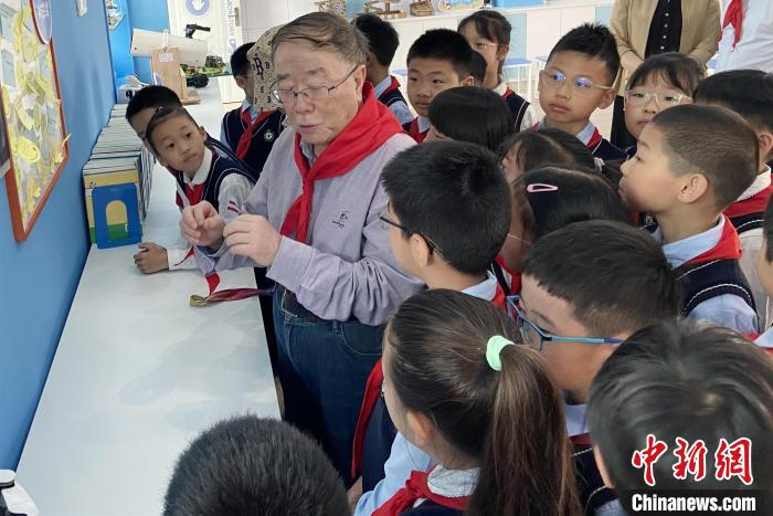 　　4月10日，中国科学院院士柴之芳在浙江宁波解答学生问题。　林波摄