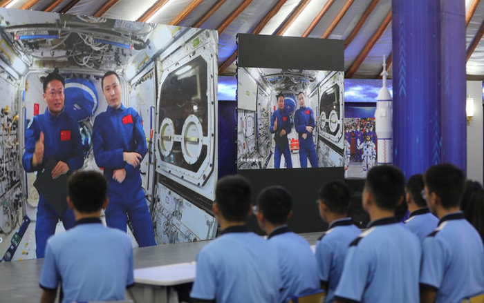   2023年9月21日，在内蒙古阿拉善盟额济纳旗，学生收看“天宫课堂”。新华每日电讯记者 连振 摄