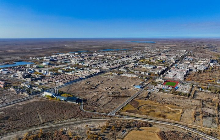   这是2024年11月1日拍摄的额济纳旗中心镇达来呼布。新华每日电讯记者 连振 摄