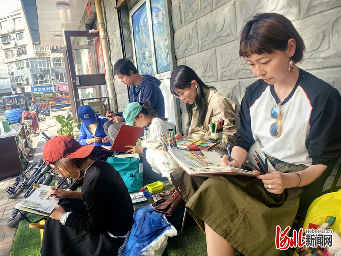 4月23日，“速写石家庄”的成员在一起写生。（袁欣悦/摄）