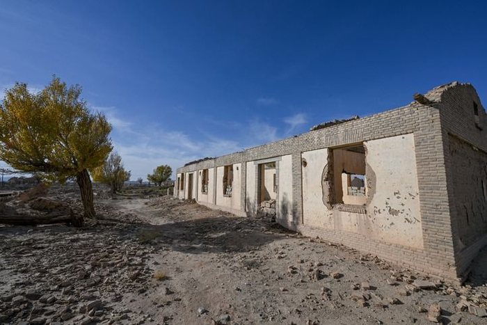   这是宝日乌拉的额济纳旗党政机关旧址（2024年10月27日摄）。新华每日电讯记者 连振 摄