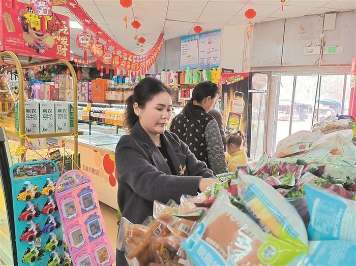     3月12日，张玉桂整理超市货架。  林国强  朱志升  摄