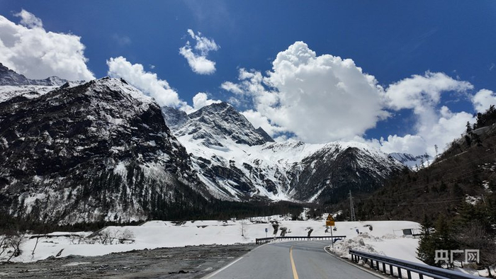 “理小路”沿途的壮阔雪山（央广网记者  昌思荣  摄）