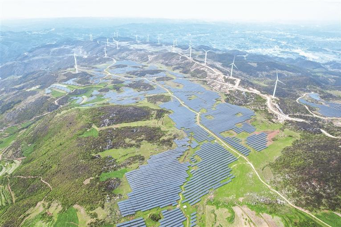 毕节市威宁自治县双龙镇光伏与风力发电基地。王近松 摄