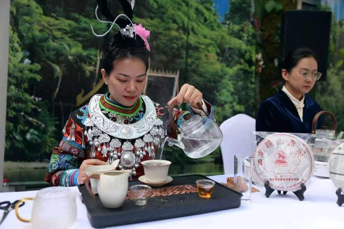 茶艺师展示泡茶技艺。新京报记者 浦峰 摄