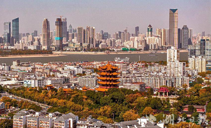 武汉市黄鹤楼周边山体层林尽染。（湖北日报全媒记者 刘曙松 摄）