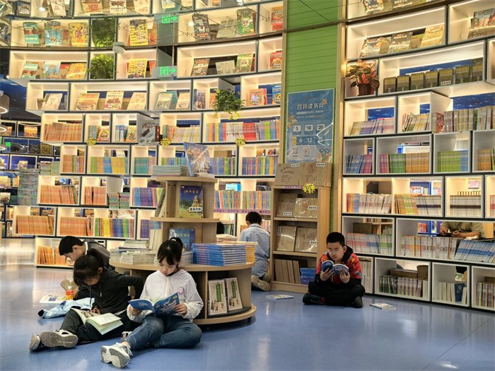 4月19日，孩子们在石家庄书城阅读图书。河北日报记者 肖煜摄