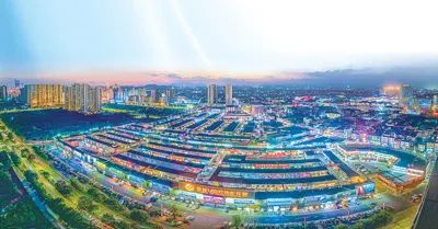 中山市古镇镇，灯饰产业众商云集。卢岳韶摄