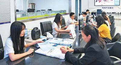 办事群众在中山快维中心服务台咨询、投诉等。魏伟建摄