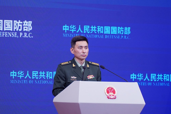 24日下午，国防部举行例行记者会，国防部新闻发言人张晓刚大校答记者问。